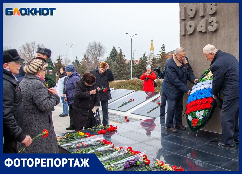 В Волжском почтили память погибших участников Сталинградской битвы: фоторепортаж