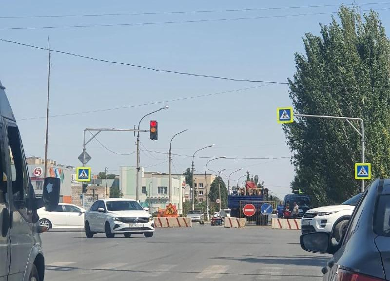 В Волжском перекрыли дорогу на улице Оломоуцкой и проспекте Дружбы