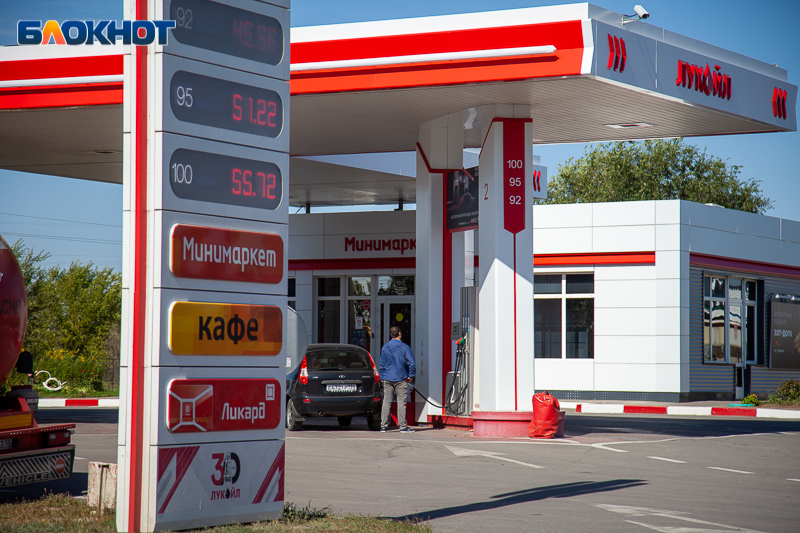 В Волжском продолжают «падать» цены на бензин