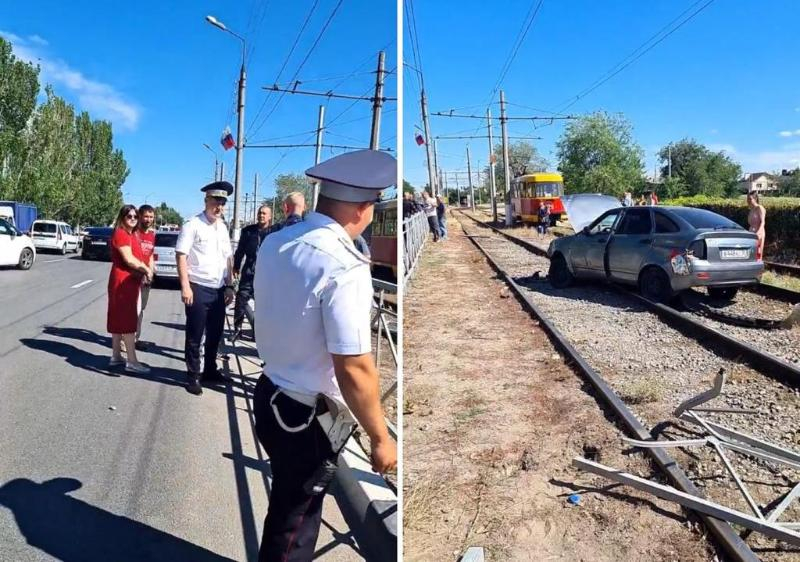 Трамваи больше не ходят: авто вылетело на рельсы в Волжском