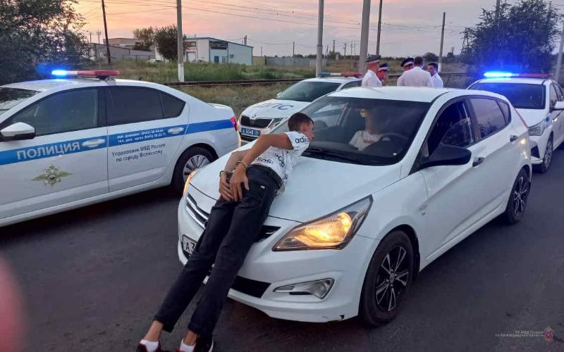 19-летний парень с судимостью угнал машину своей матери в Волжском