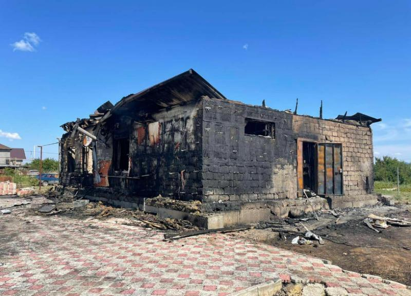 Из огня успели вынести детей и документы: семья в Волжском осталась без крыши над головой