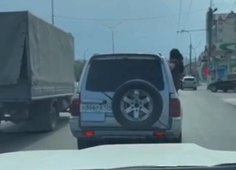 Волгоградка выпала из окна машины в Дагестане: видео