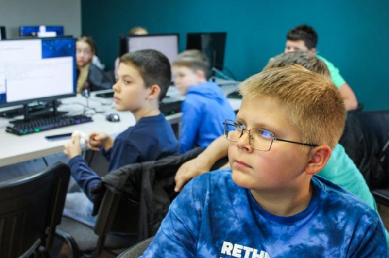 В Волжском пригласили детей в международную Компьютерную академию