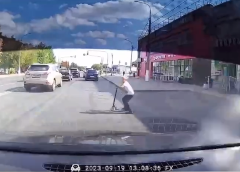 Ребенок на самокате выскочил под колеса авто в Волжском: видео