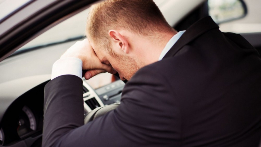 На юге Волгограда рецидивист заснул за рулем угнанного авто