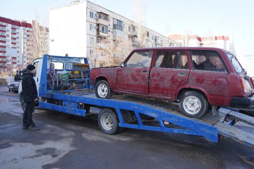 В Волжском продолжают эвакуацию брошенных автомобилей