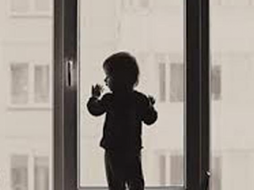 В Камышине из окна 5 этажа выпал ребенок