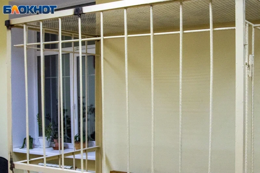 Экс-полицейский из Волжского грабил и вымогал деньги у граждан