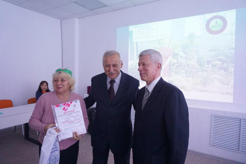 Жители Волжского заняли 3 призовых места в конкурсе клумб 