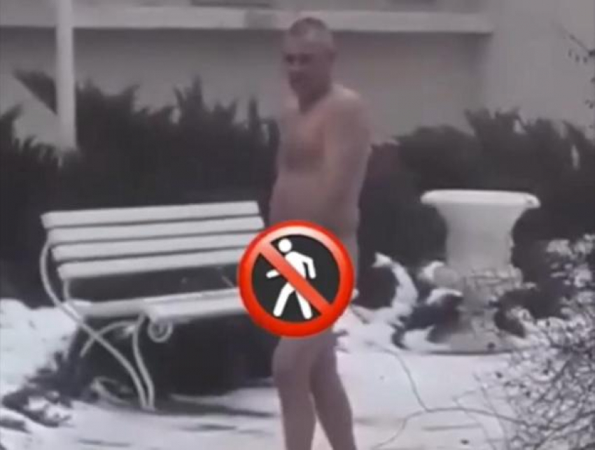 В центре Волжского голый мужчина гулял до приезда врачей