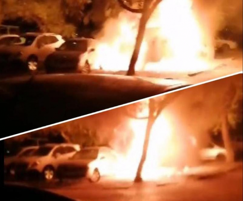 В Волжском ночью сгорели 2 иномарки на парковке во дворе: видео