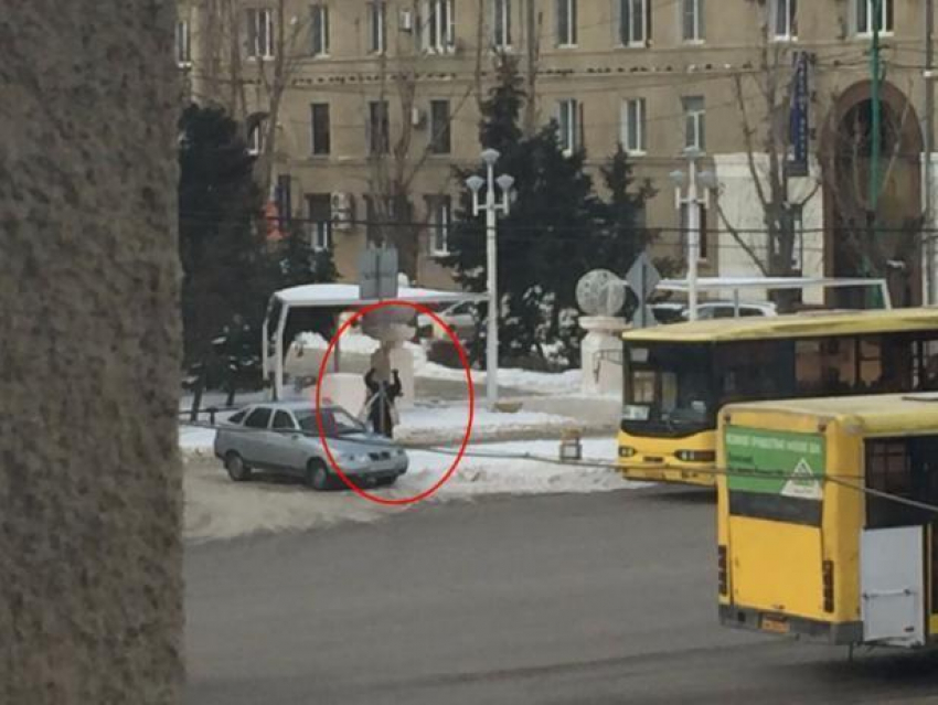 Питерский гастролер изуродовал центр Волжского рекламными листовками