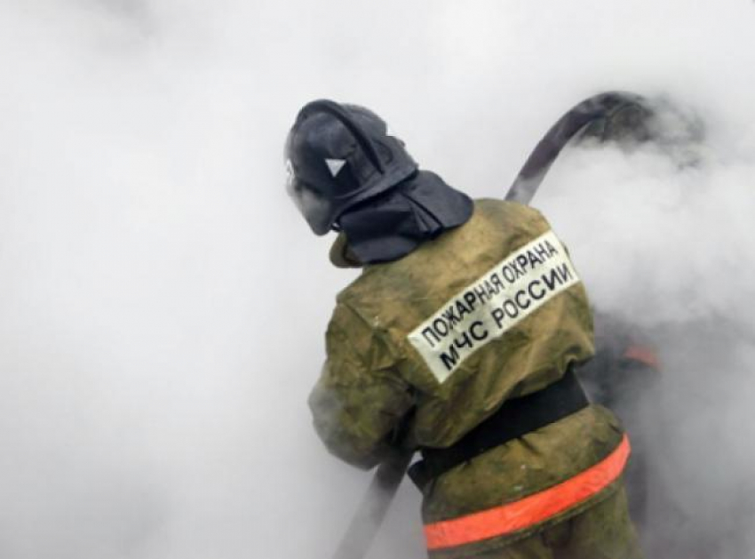 Во Фролово пироманы сожгли металлический вагончик