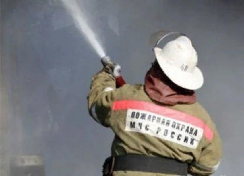 Пожары в Среднеахтубинском районе уничтожили дом, летнюю кухню и 7,5 тонн сена