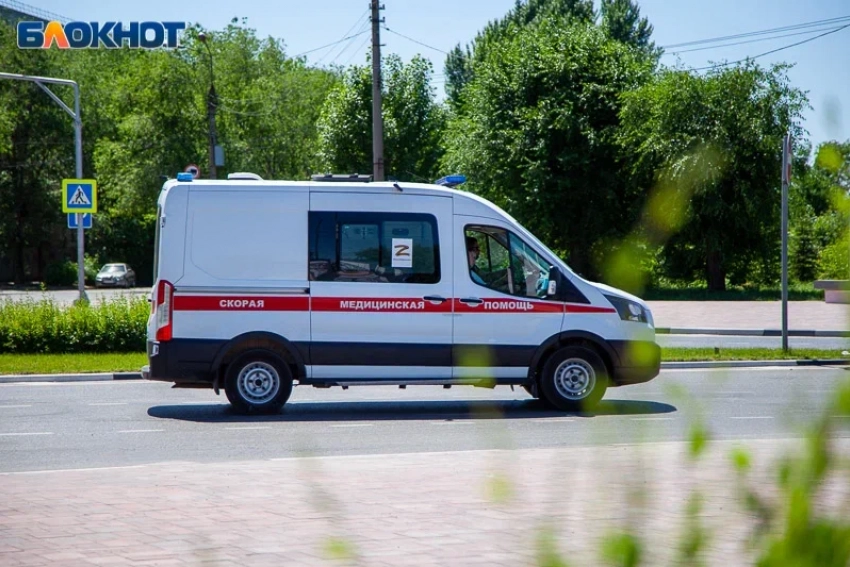 Авария на улице Горького в Волжском: водитель «Лады» пострадал в столкновении с «Хендэ»