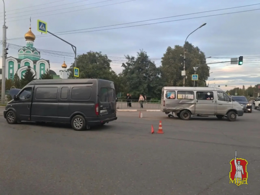 17-летняя девушка пострадала в аварии с маршруткой на улице Мира в Волжском