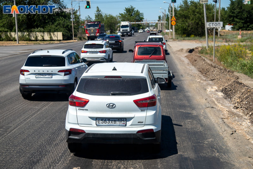 Штрафы за телефон за рулем не страшны большинству жителей Волжского