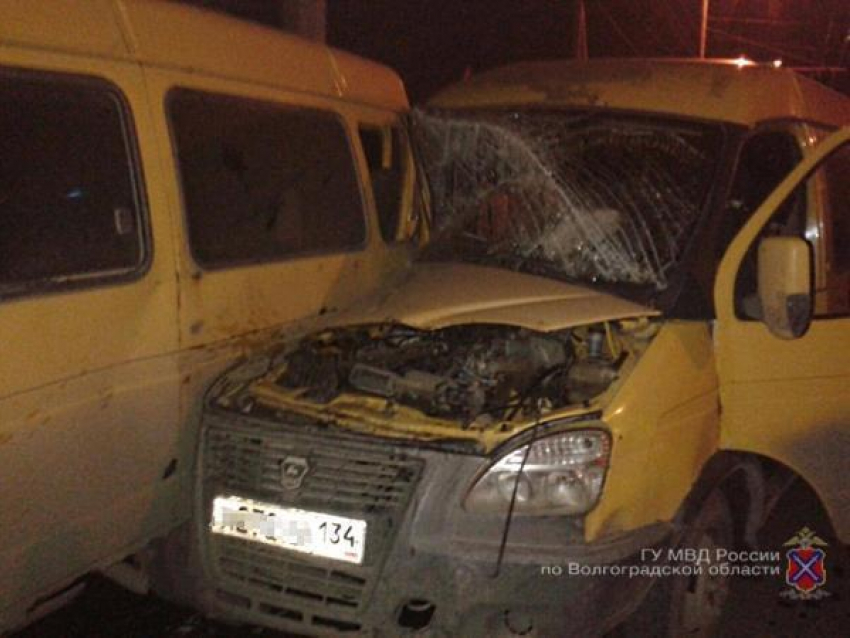В столкновении двух маршруток на юге Волгограда пострадали 4 пассажира