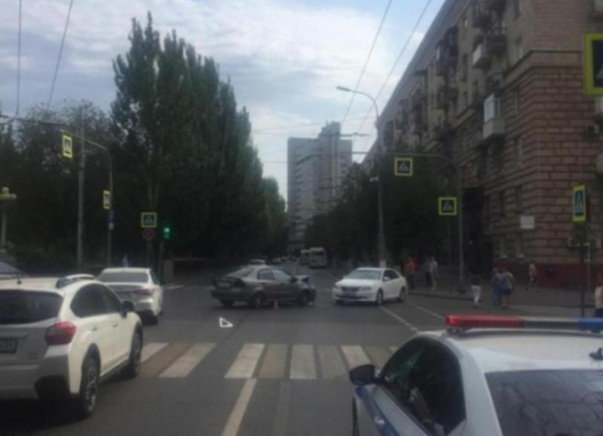 На видео попало ДТП в центре Волгограда: есть пострадавшие