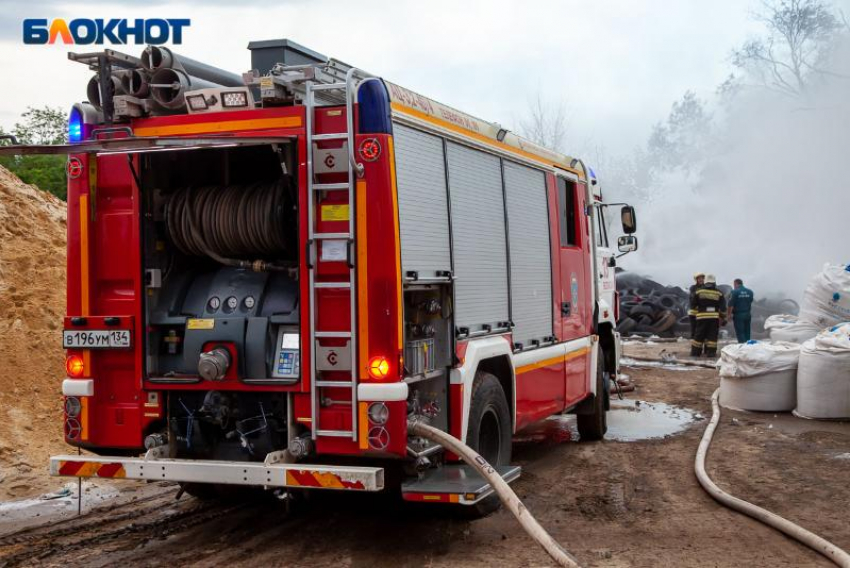 Почти 3 часа в Волжском тушили пожар, причина которого неизвестна