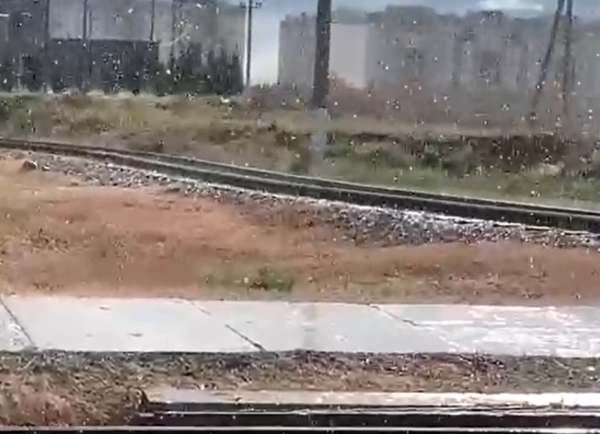 Град вперемешку с дождем начался в Волжском: видео