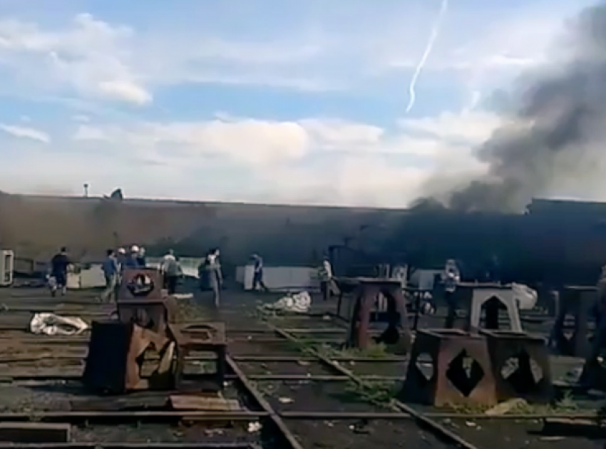 Первые минуты после взрыва на барже в Волжском попали на видео