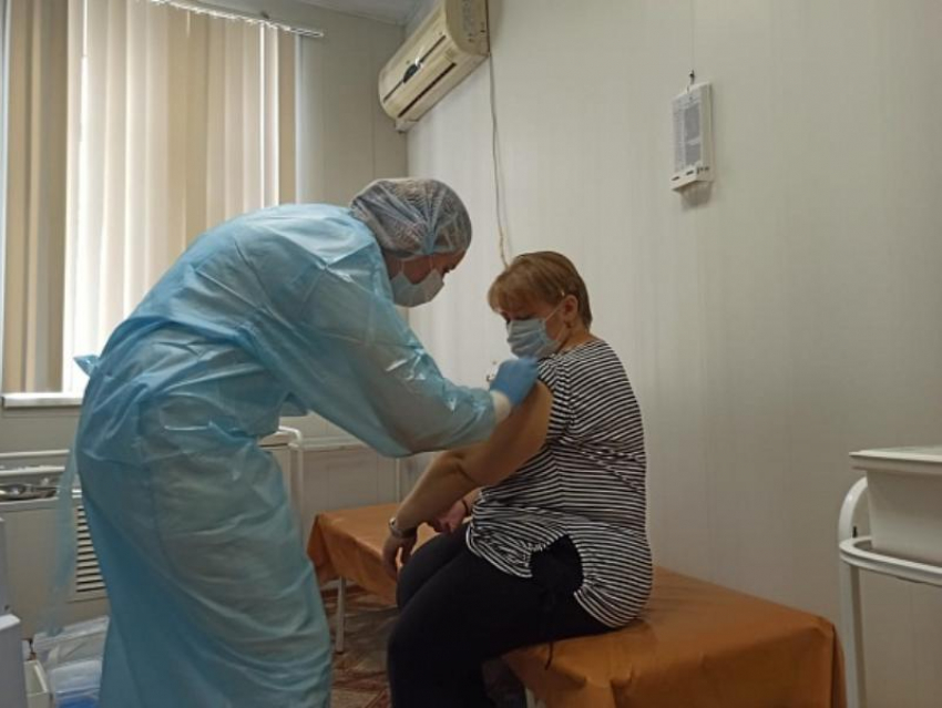 Прививки от COVID-19 получили врачи и медсестры инфекционного госпиталя в больнице №4