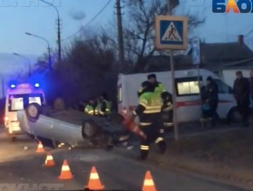 В Волжском «шумахер» врезался в дорожной знак и перевернулся на «двенадцатой"