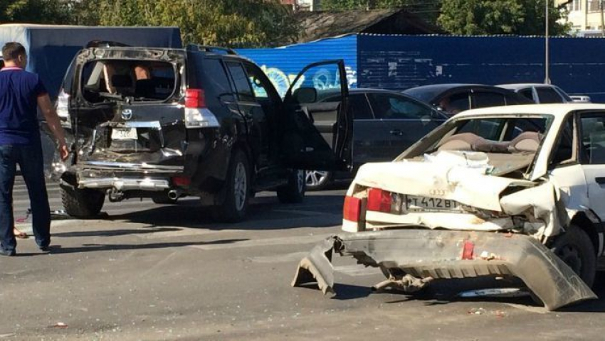 На юге Волгограда столкнулись сразу пять иномарок