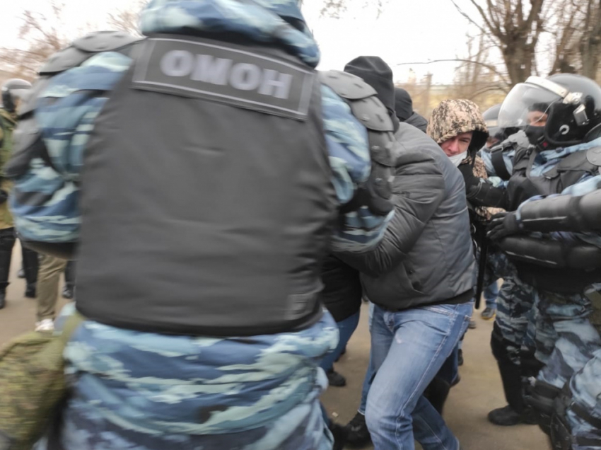 Задержания на митинге в Волгограде попали на видео