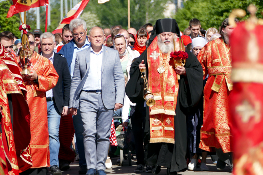 В Волжском прошел крестный ход на Пасху