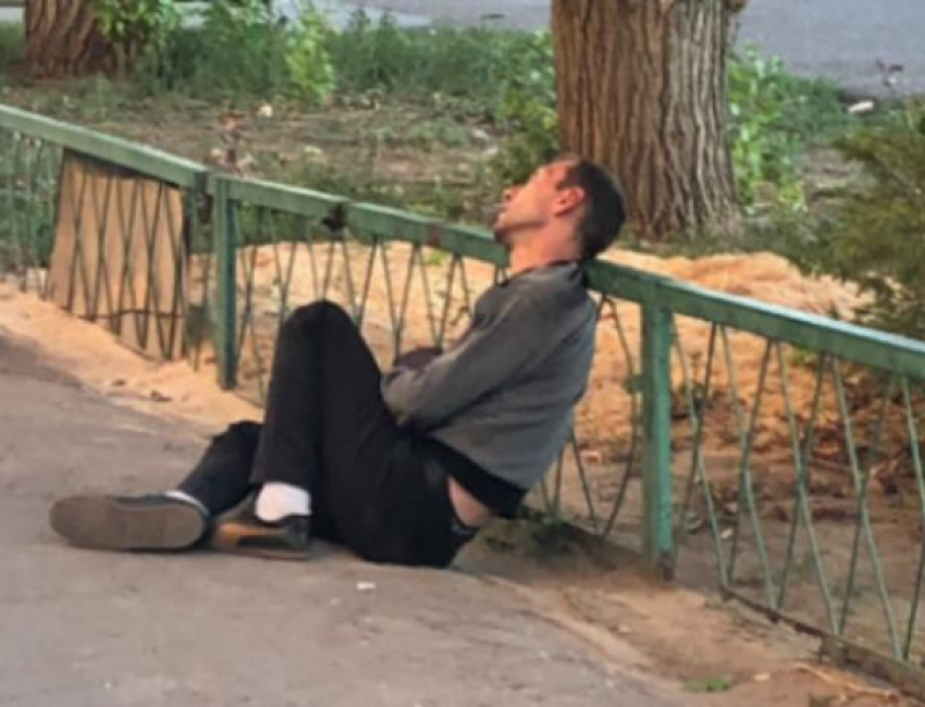 Мужчина лег спать на тротуар, - волжанка