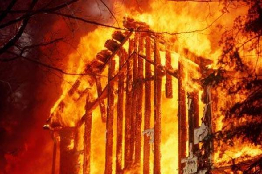 В Волжском сгорел частный дом: пострадавших нет