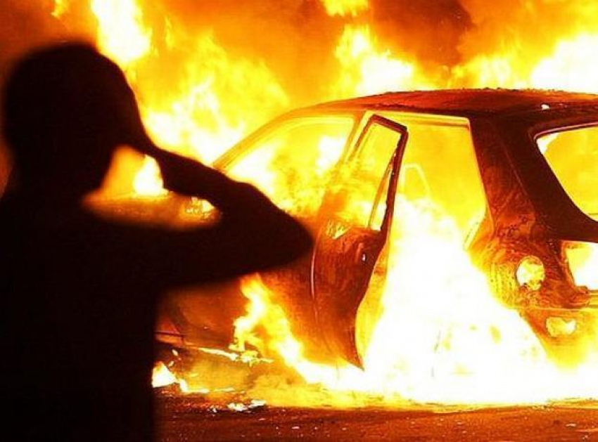 Ночью в Волжском сгорел автомобиль Skoda