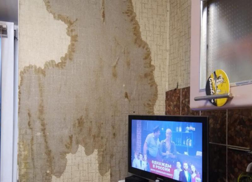 В Волжском ливень затопил квартиру: УК не реагирует, а жители страдают