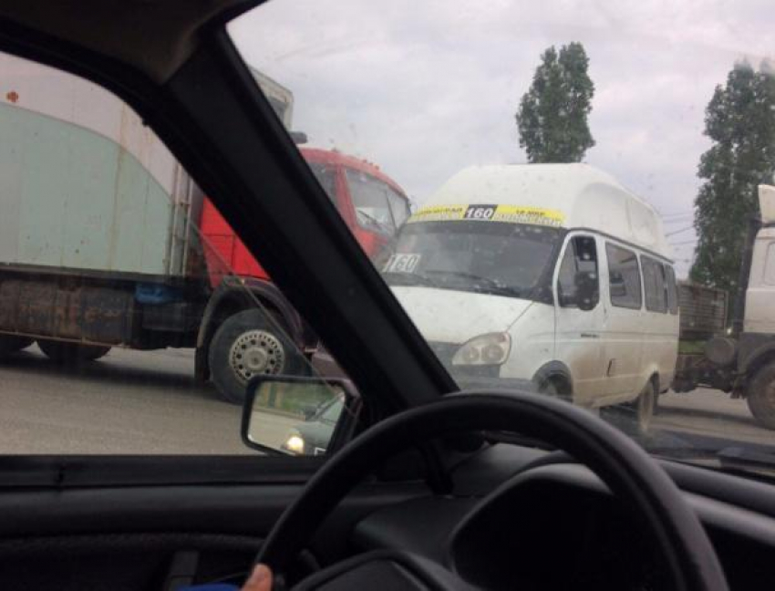 КамАЗ въехал в 160-ю маршрутку на въезде в Волгоград из Волжского 