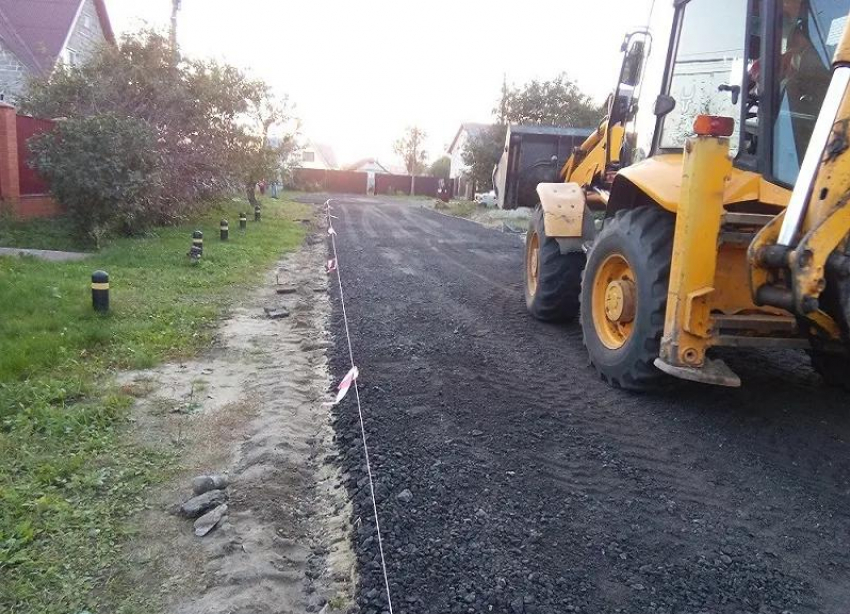 В Волжском составили список дорог для отсыпки асфальтовой крошкой