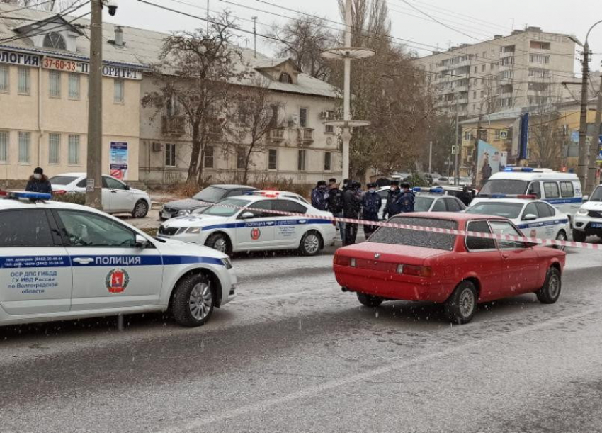 В Волгограде суд не смягчил меру пресечения водителю, напавшему на полицейского с монтировкой 