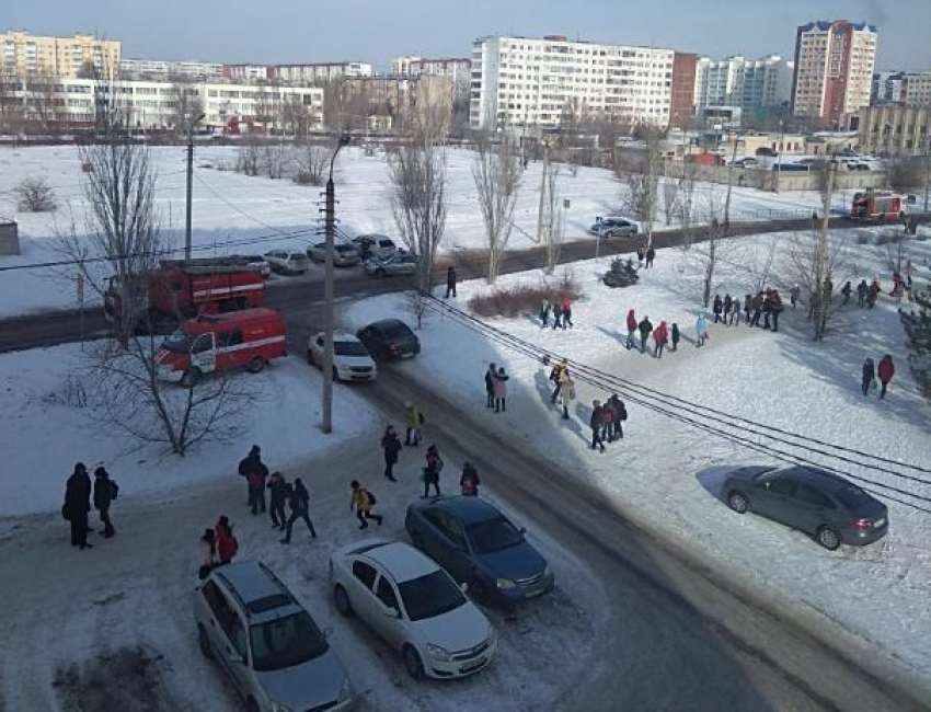В Волжском начали эвакуировать школы из-за угрозы терактов