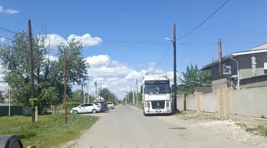 Жители Волжского просят проверить работу цеха рядом с жилыми домами