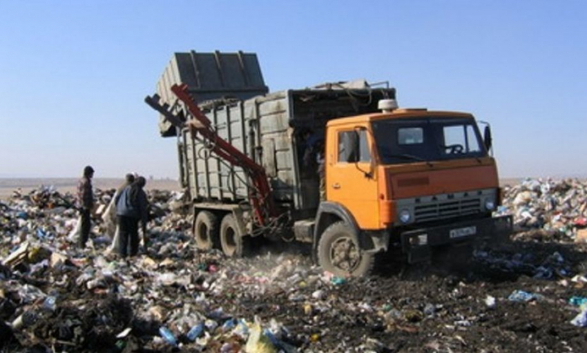 В Волгоградской области грузовик насмерть переехал мужчину на свалке