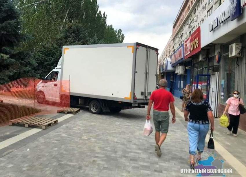 В Волжском автохам проехал по свежеуложенной плитке