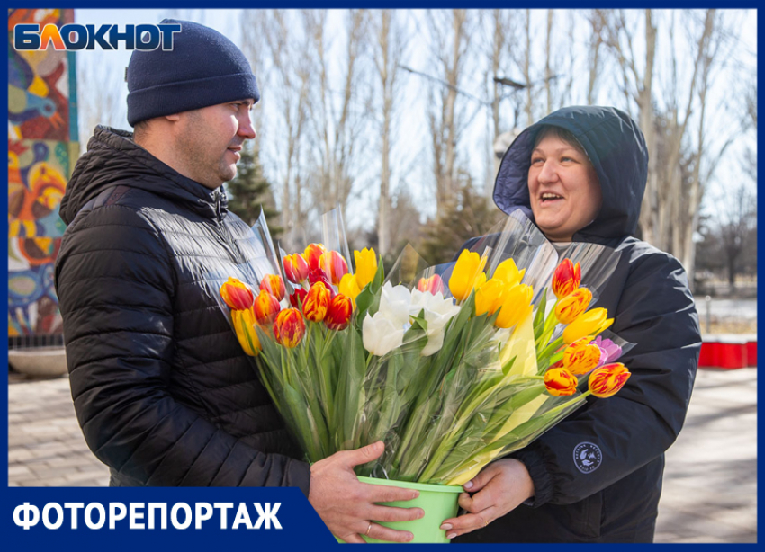 Волжане спешат с цветами к празднику: фотозарисовки праздничной суеты