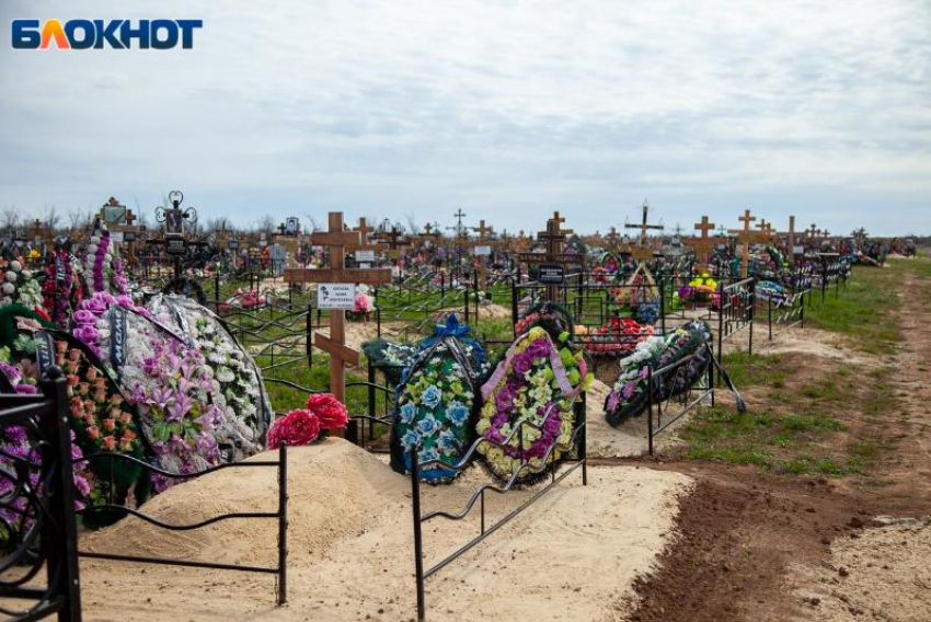 Трое подростков разгромили 4 десятка могил на кладбище под Волжским