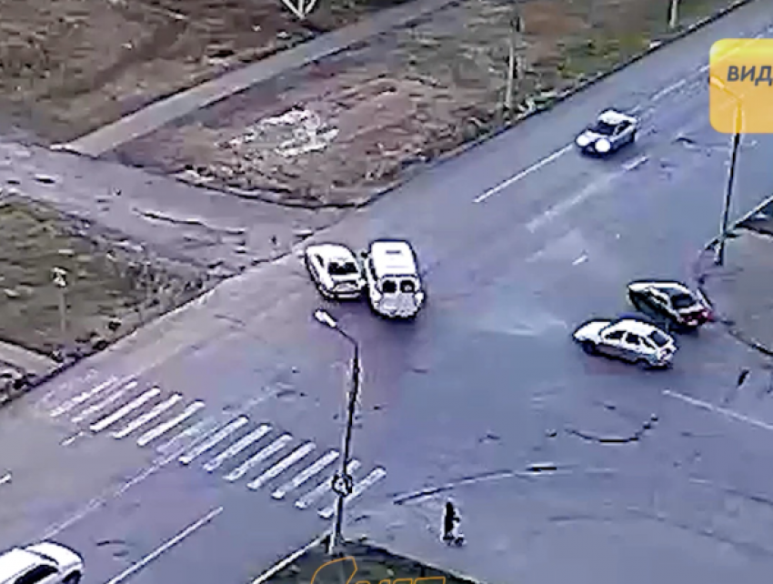 Опрометчивый автомобилист пытался снести маршрутку в Волжском