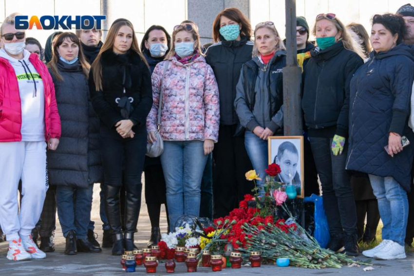 В Волгограде прошел автопробег в память об убитом из-за ссоры в чате Романе Гребенюке
