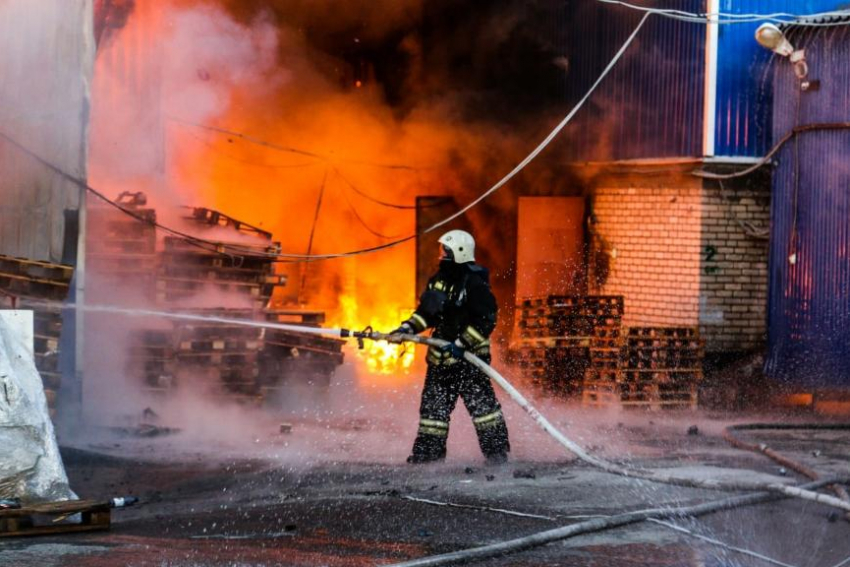 В Волжском горели баня и мусорный контейнер