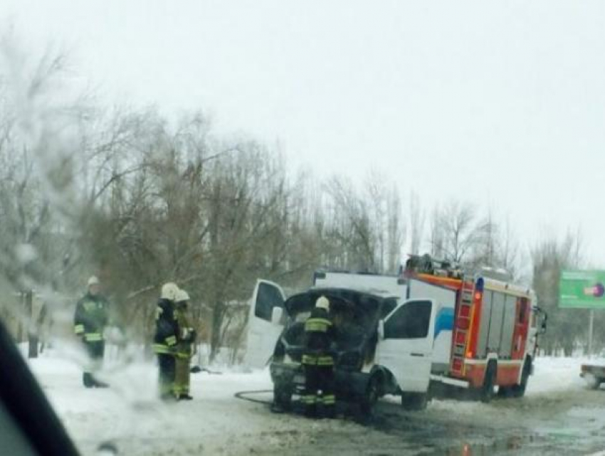 В Волжском загорелся грузовик на улице Пушкина