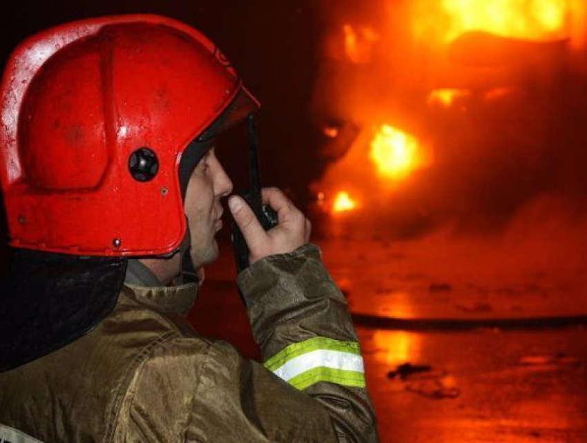 Из-за горящего кабеля в электрощитке вспыхнул пятиэтажный дом в Волжском